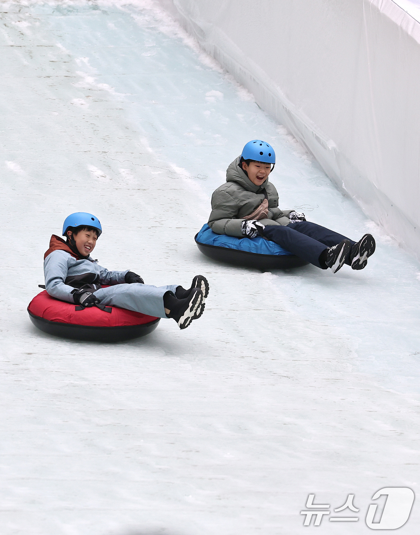 (서울=뉴스1) 구윤성 기자 = 28일 오후 서울 송파구 가든파이브 중앙광장에 마련된 '2025 하하호호 눈썰매장'을 찾은 어린이들이 얼음썰매를 즐기고 있다. 2025.12.28/ …