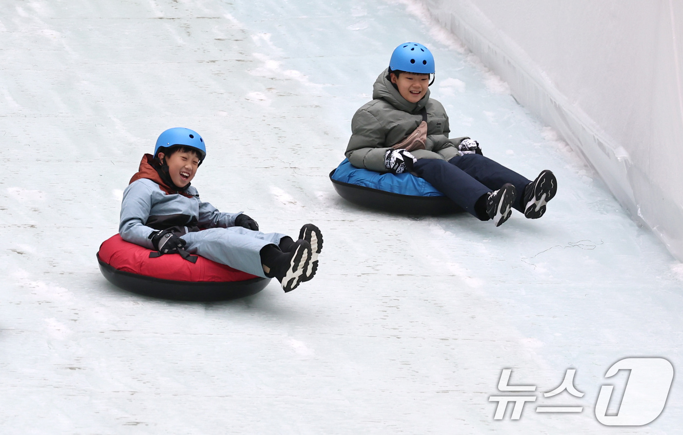 (서울=뉴스1) 구윤성 기자 = 28일 오후 서울 송파구 가든파이브 중앙광장에 마련된 '2025 하하호호 눈썰매장'을 찾은 어린이들이 얼음썰매를 즐기고 있다.  2025.12.28 …