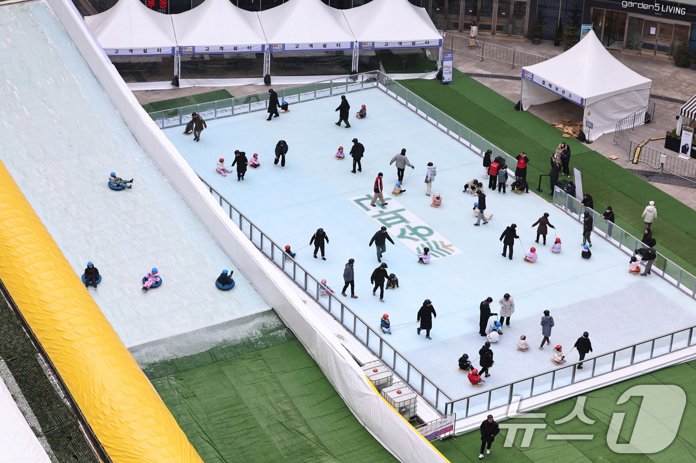 (서울=뉴스1) 구윤성 기자 = 28일 오후 서울 송파구 가든파이브 중앙광장에 마련된 '2025 하하호호 눈썰매장'을 찾은 시민들이 얼음썰매를 즐기고 있다. 2025.12.28/뉴 …