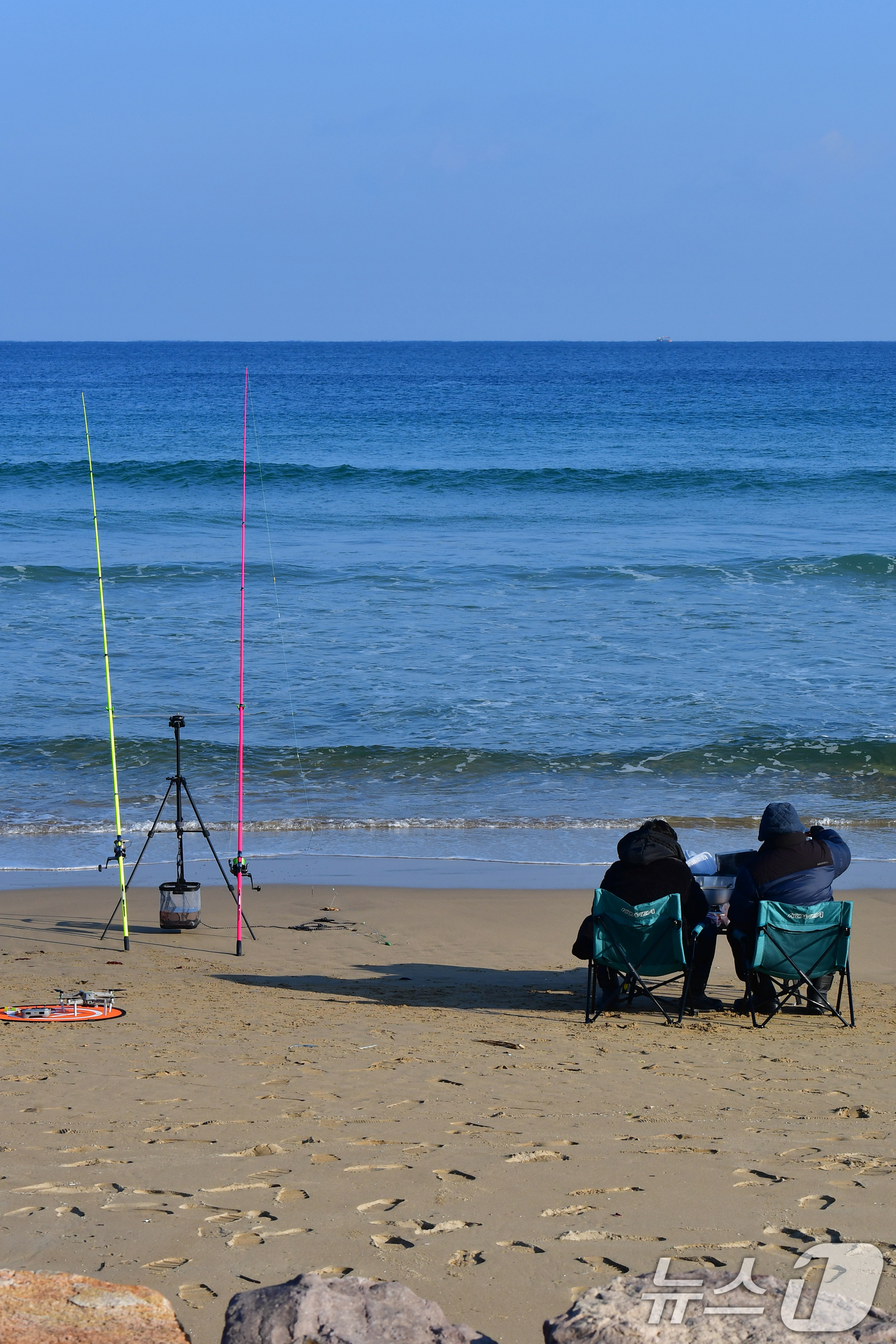 (포항=뉴스1) 최창호 기자 = 28일 경북 포항시 북구 흥해읍 용한리 해수욕장에서 강태공이 낚시를 하고 있다.  2025.12.28/뉴스1