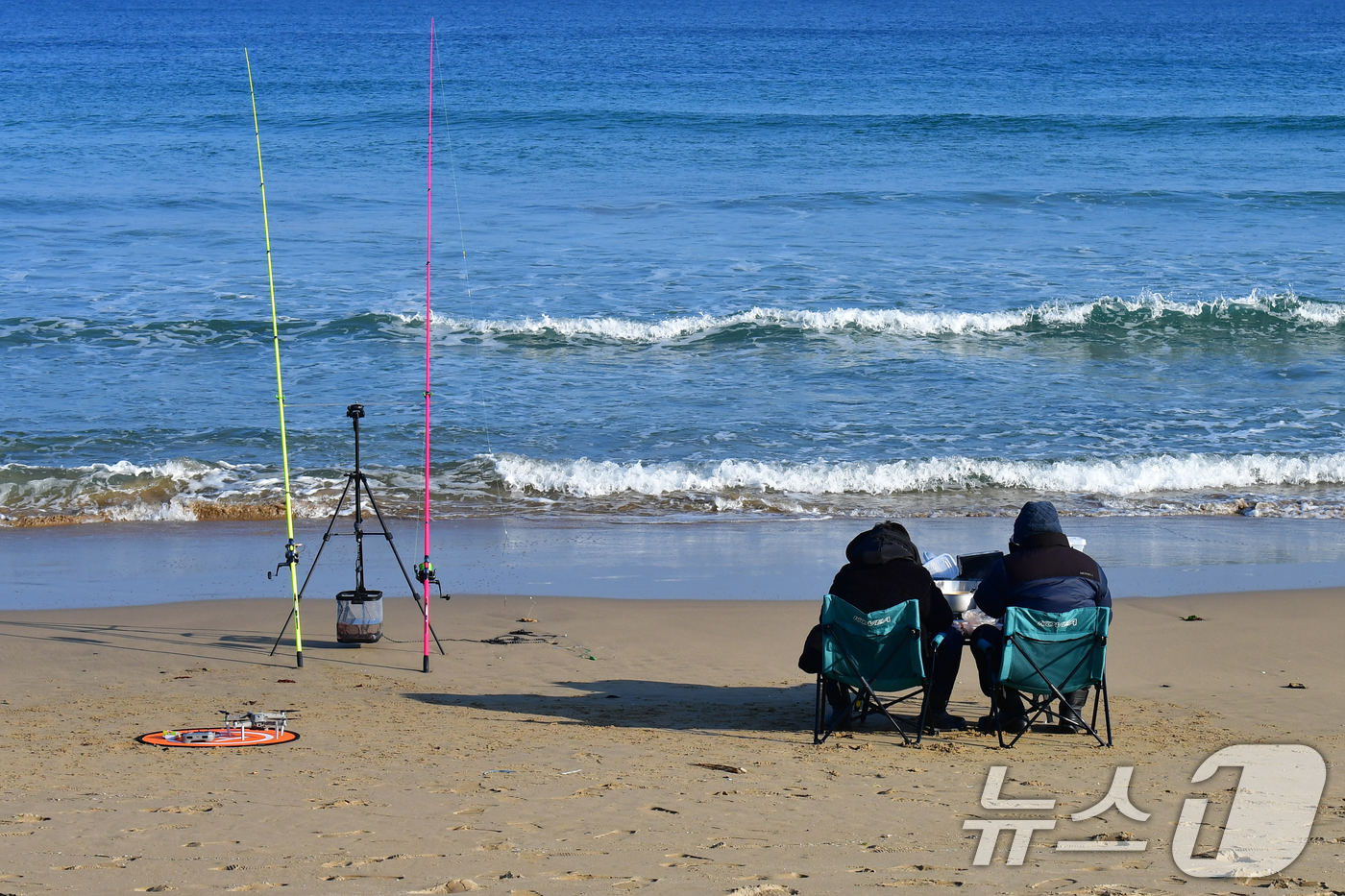 (포항=뉴스1) 최창호 기자 = 28일 경북 포항시 북구 흥해읍 용한리 해수욕장에서 강태공이 낚시를 하고 있다. 2025.12.28/뉴스1
