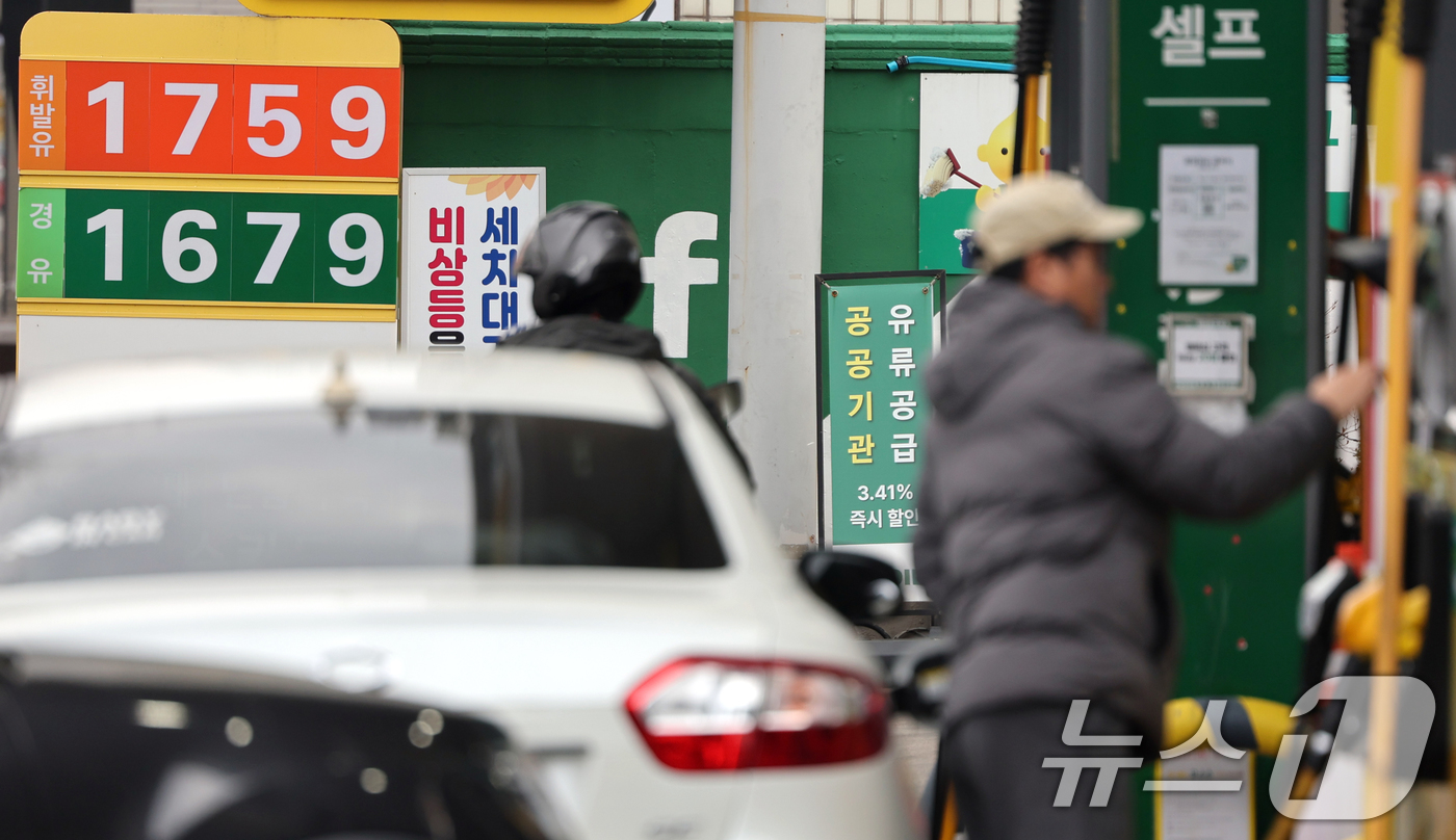 (서울=뉴스1) 황기선 기자 = 28일 서울시내 한 주유소에 휘발유와 경유 가격이 표시되어 있다.한국석유공사 유가정보시스템 오피넷에 따르면 12월 넷째 주 휘발유 평균 판매가격은 …