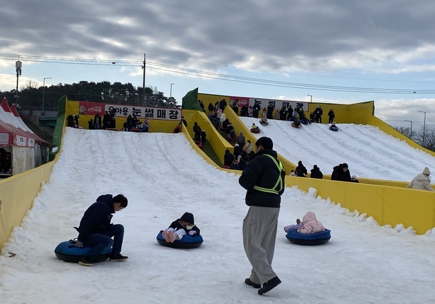 "눈썰매·빙어잡기 체험 한자리에…" 임실 산타축제 찾은 가족·연인들