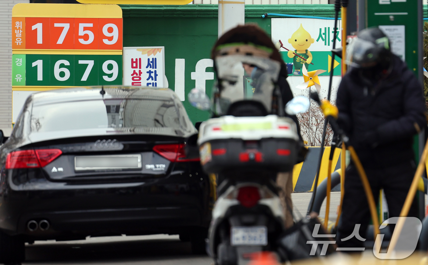 (서울=뉴스1) 황기선 기자 = 28일 서울시내 한 주유소에 휘발유와 경유 가격이 표시되어 있다.한국석유공사 유가정보시스템 오피넷에 따르면 12월 넷째 주 휘발유 평균 판매가격은 …