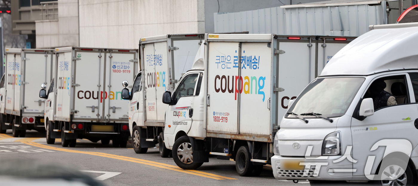 (서울=뉴스1) 황기선 기자 = 김범석 쿠팡 의장이 공식 사과문을 발표한 28일 서울시내 한 쿠팡 물류센터에 배송트럭이 주차돼있다.  2025.12.28/뉴스1