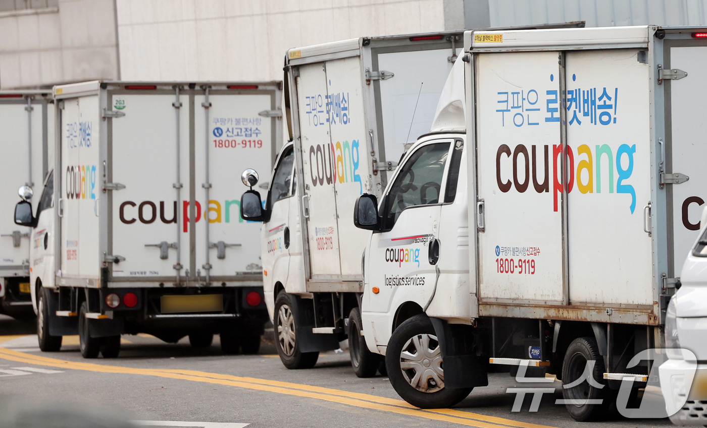 (서울=뉴스1) 황기선 기자 = 김범석 쿠팡 의장이 공식 사과문을 발표한 28일 서울시내 한 쿠팡 물류센터에 배송트럭이 주차돼있다.  2025.12.28/뉴스1