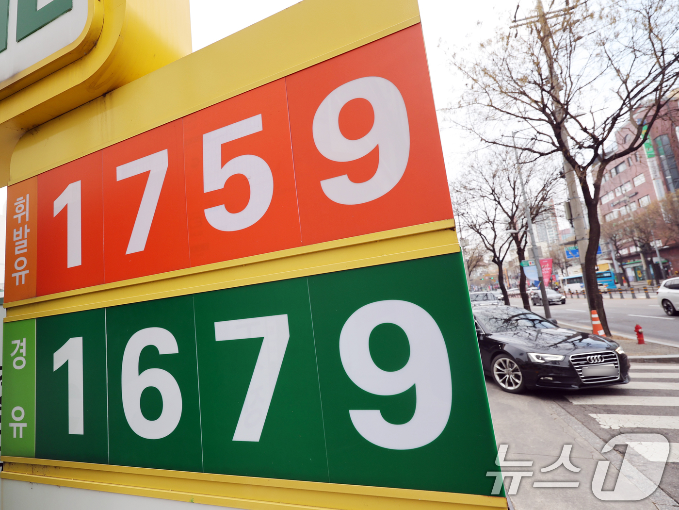 (서울=뉴스1) 황기선 기자 = 28일 서울시내 한 주유소에 휘발유와 경유 가격이 표시되어 있다.한국석유공사 유가정보시스템 오피넷에 따르면 12월 넷째 주 휘발유 평균 판매가격은 …