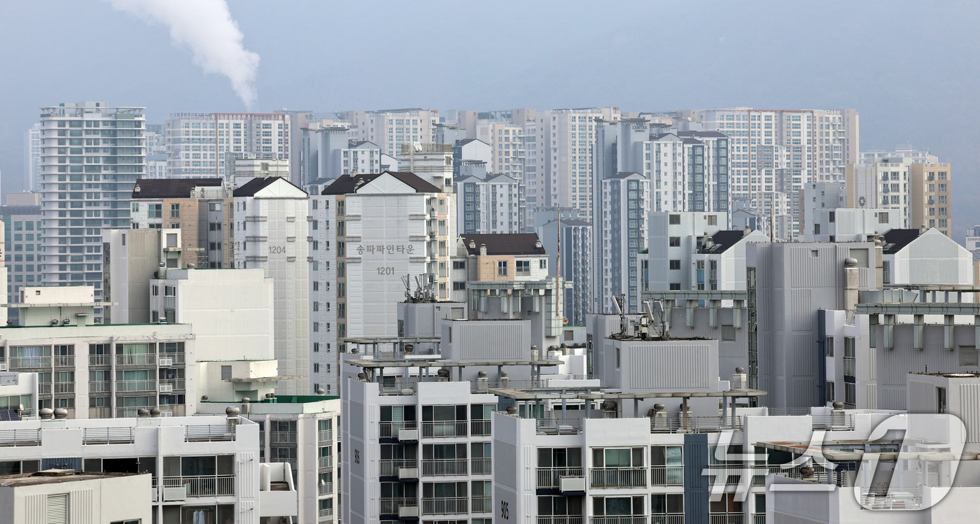 (서울=뉴스1) 구윤성 기자 = 내년 서울 아파트값 상승률은 10·15 부동산 대책 여파로 역대 최고치를 기록한 올해보다는 낮아질 것으로 보이지만 공급 부족 문제가 이어지면서 강남 …