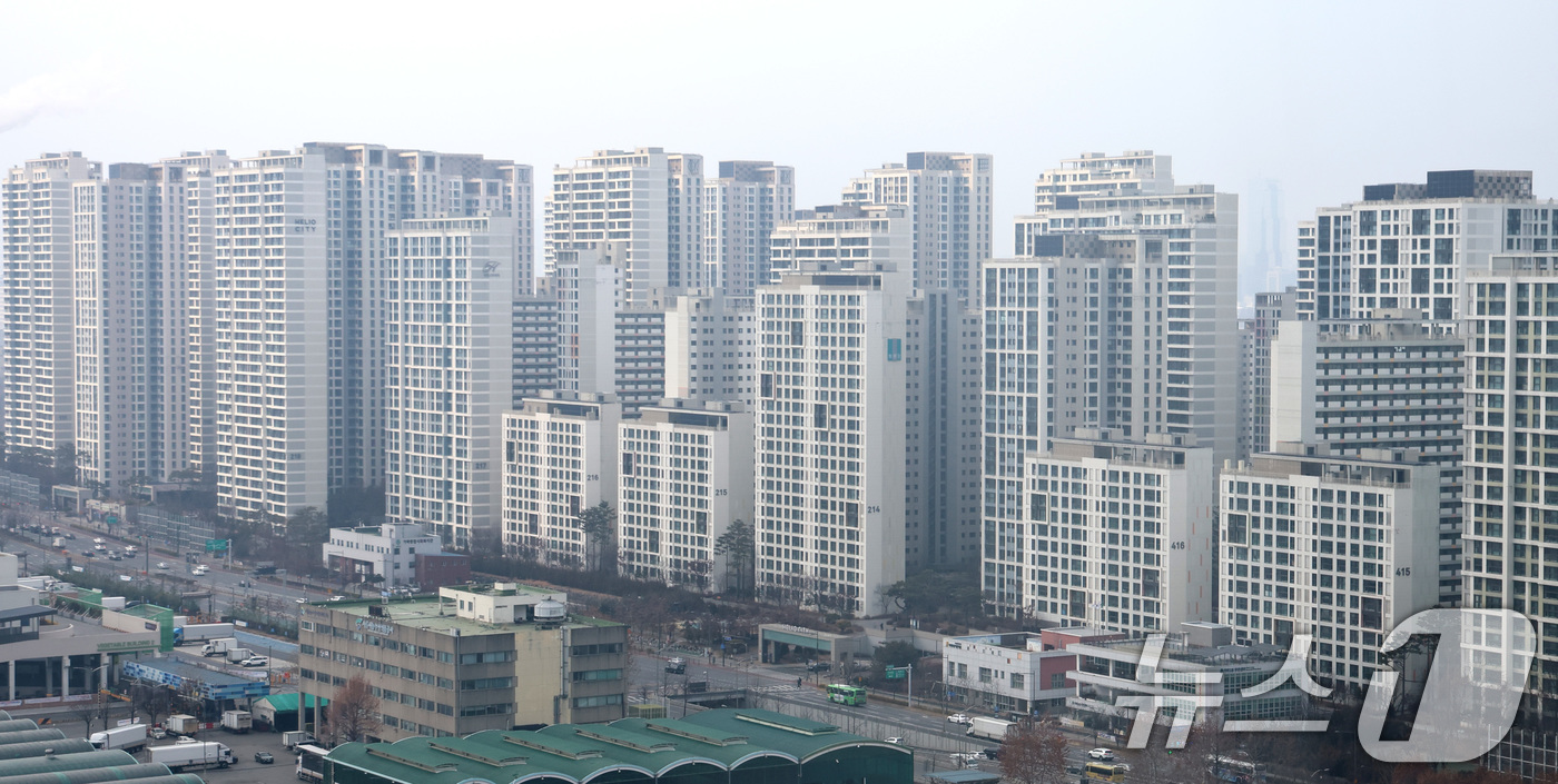 (서울=뉴스1) 구윤성 기자 = 내년 서울 아파트값 상승률은 10·15 부동산 대책 여파로 역대 최고치를 기록한 올해보다는 낮아질 것으로 보이지만 공급 부족 문제가 이어지면서 강남 …