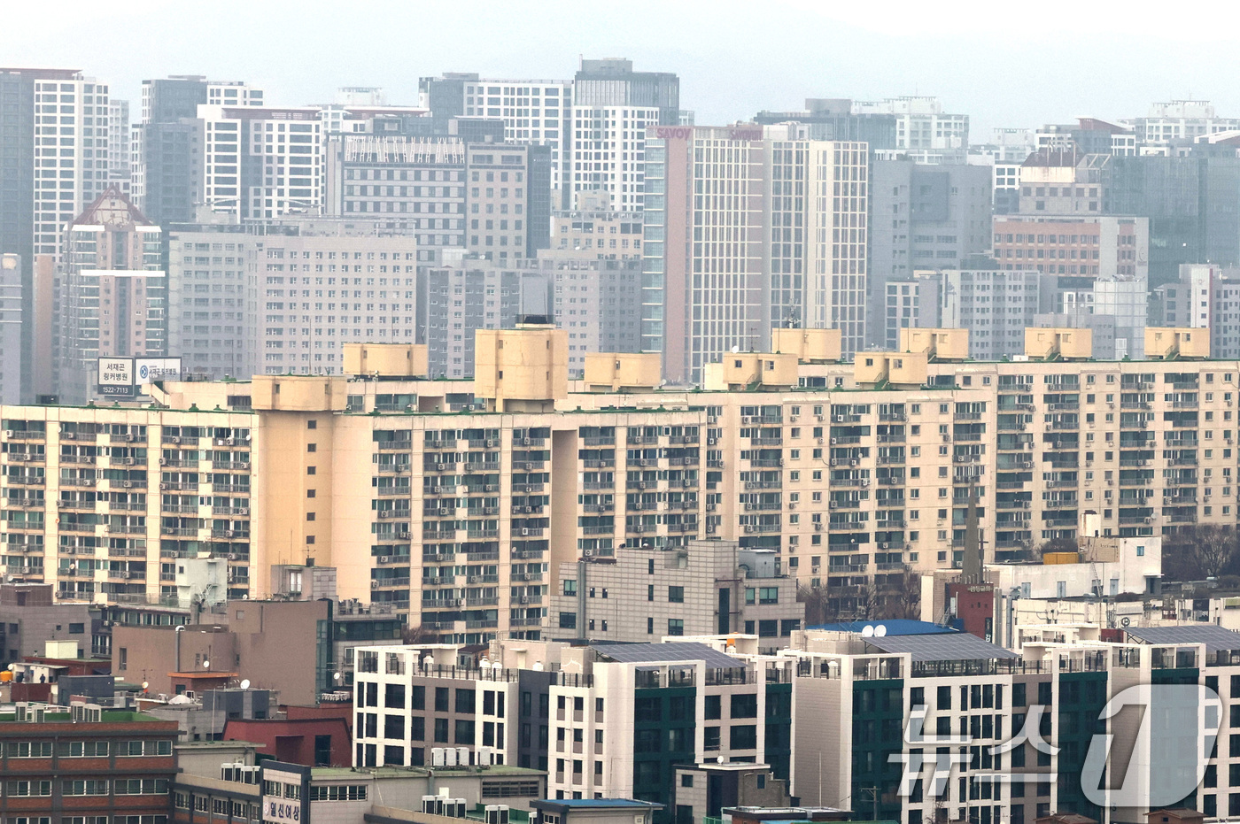 (서울=뉴스1) 구윤성 기자 = 내년 서울 아파트값 상승률은 10·15 부동산 대책 여파로 역대 최고치를 기록한 올해보다는 낮아질 것으로 보이지만 공급 부족 문제가 이어지면서 강남 …