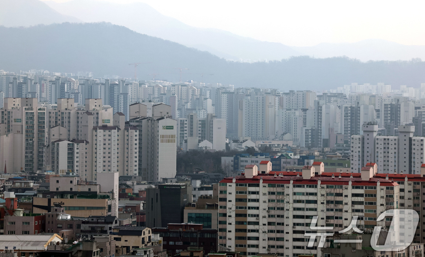 (서울=뉴스1) 구윤성 기자 = 내년 서울 아파트값 상승률은 10·15 부동산 대책 여파로 역대 최고치를 기록한 올해보다는 낮아질 것으로 보이지만 공급 부족 문제가 이어지면서 강남 …