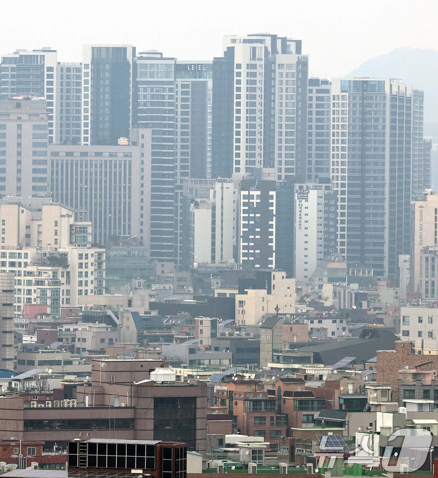 (서울=뉴스1) 구윤성 기자 = 내년 서울 아파트값 상승률은 10·15 부동산 대책 여파로 역대 최고치를 기록한 올해보다는 낮아질 것으로 보이지만 공급 부족 문제가 이어지면서 강남 …