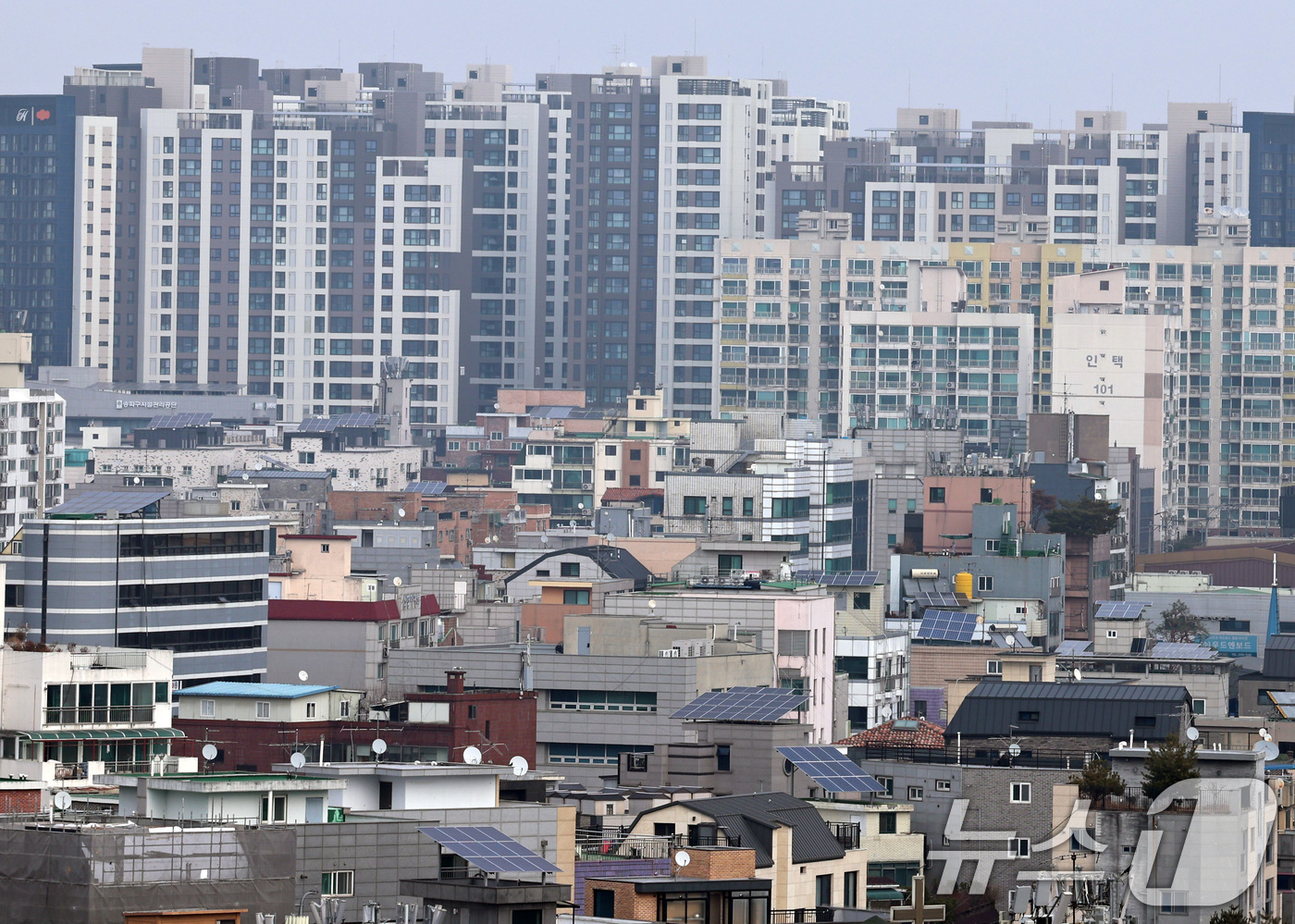 (서울=뉴스1) 구윤성 기자 = 내년 서울 아파트값 상승률은 10·15 부동산 대책 여파로 역대 최고치를 기록한 올해보다는 낮아질 것으로 보이지만 공급 부족 문제가 이어지면서 강남 …