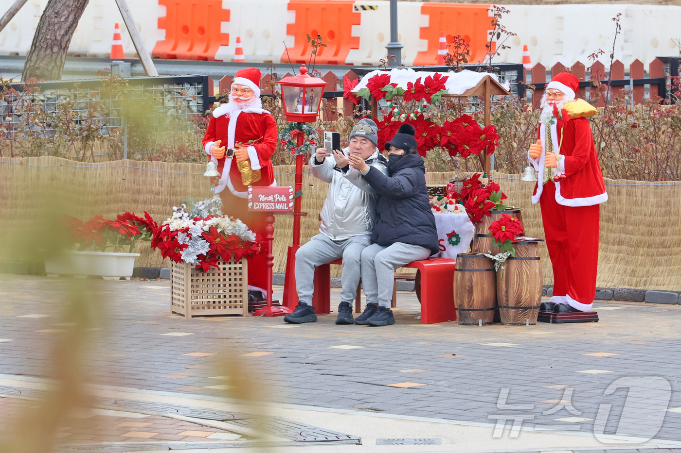 (임실=뉴스1) 김동규 기자 = 28일 전북 임실군 치즈테마파크에서 산타축제를 찾은 관광객들이 사진을 찍고 있다.(임실군제공. 재판매 및 DB금지)2025.12.28/뉴스1