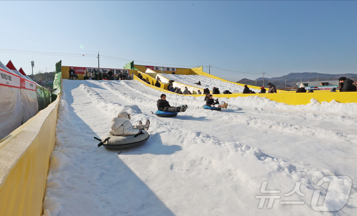 (임실=뉴스1) 김동규 기자 = 28일 전북 임실군 치즈테마파크에서 산타축제를 찾은 어린이들이 신나게 눈썰매를 타고 있다.(임실군제공. 재판매 및 DB금지)2025.12.28/뉴스 …