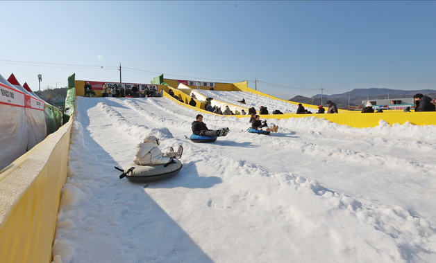 "눈썰매 너무 신나요"