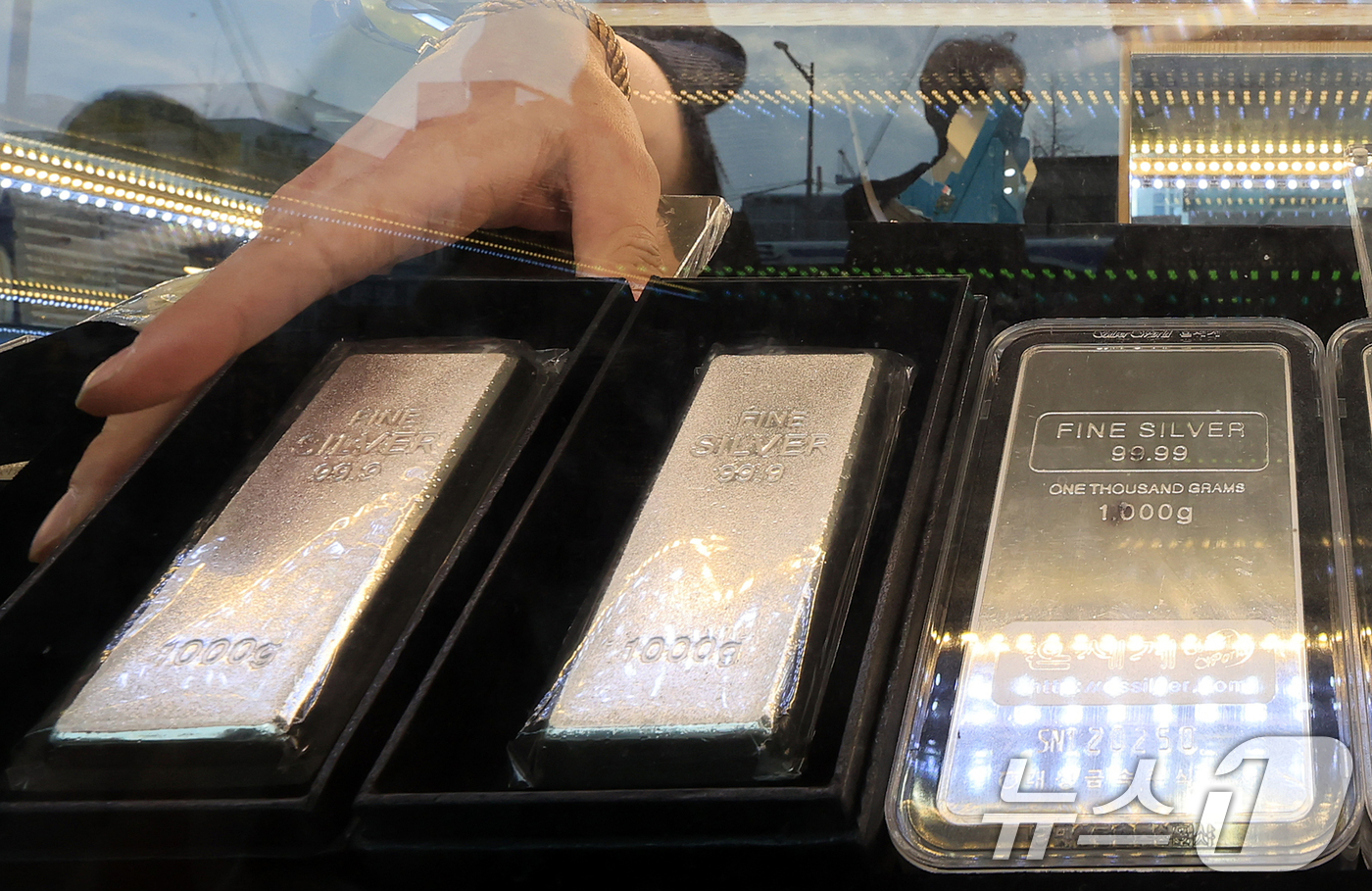 (서울=뉴스1) 김진환 기자 = 미 금리 인하 기대와 달러 약세 속에 안전자산 수요가 몰리며 국제 은 가격이 하루 만에 7% 넘게 급등, 사상 최고치를 경신했다.특히, 은값은 올해 …