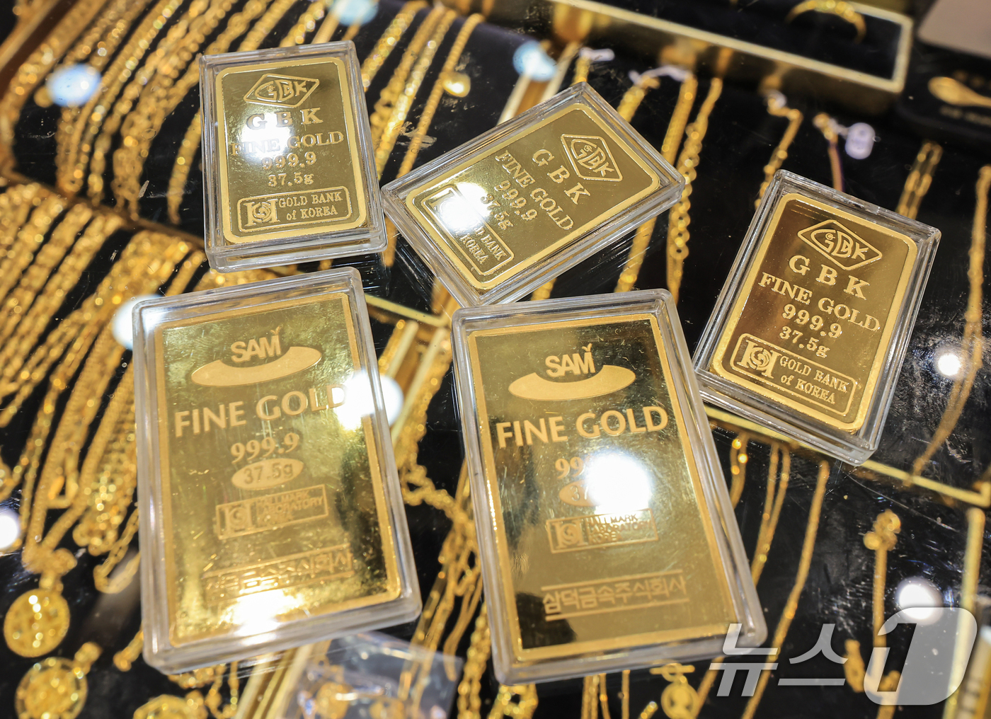 (서울=뉴스1) 김진환 기자 = 28일 서울의 한 금은방에 골드바가 진열되어 있다.이날 금융권에 따르면 국내 5대 은행(KB국민·신한·하나·우리·NH농협) 골드바 판매액은 6천77 …