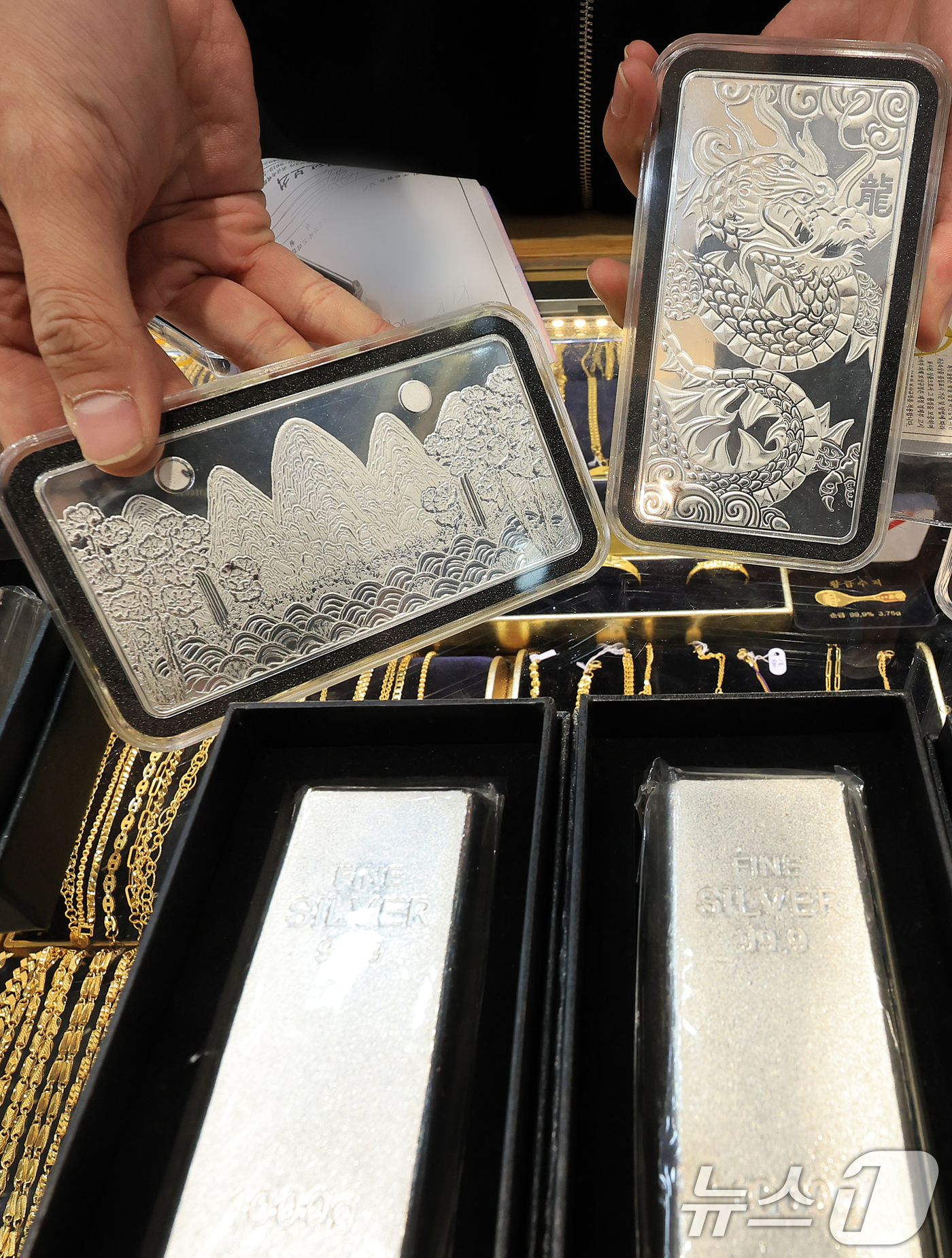 (서울=뉴스1) 김진환 기자 = 미 금리 인하 기대와 달러 약세 속에 안전자산 수요가 몰리며 국제 은 가격이 하루 만에 7% 넘게 급등, 사상 최고치를 경신했다.특히, 은값은 올해 …