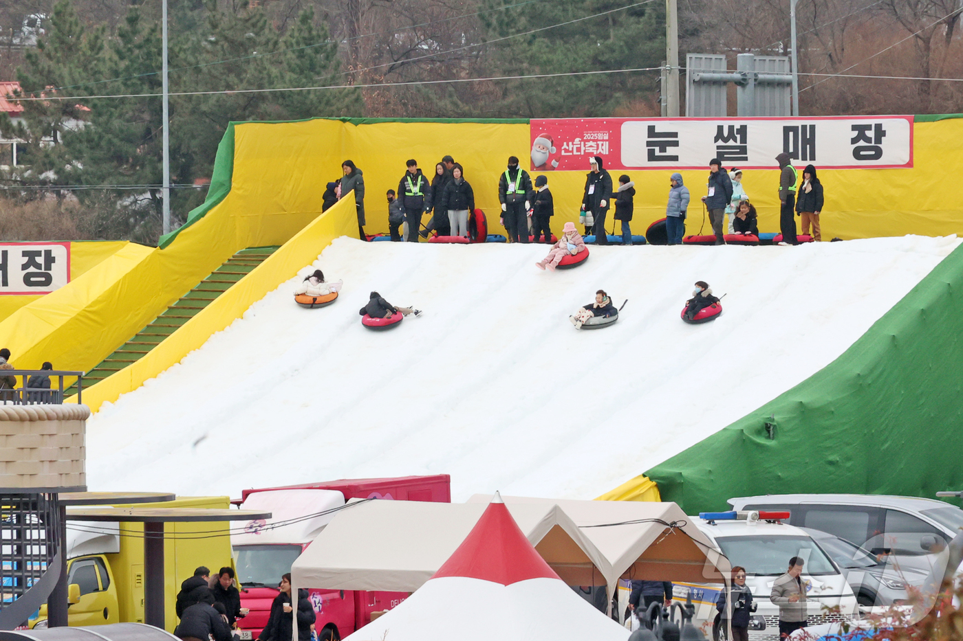 (임실=뉴스1) 김동규 기자 = 일 전북 임실군 치즈테마파크에서 산타축제를 찾은 어린이들이 눈썰매를 타며 즐거운 시간을 보내고 있다.(임실군제공. 재판매 및 DB금지)2025.12 …