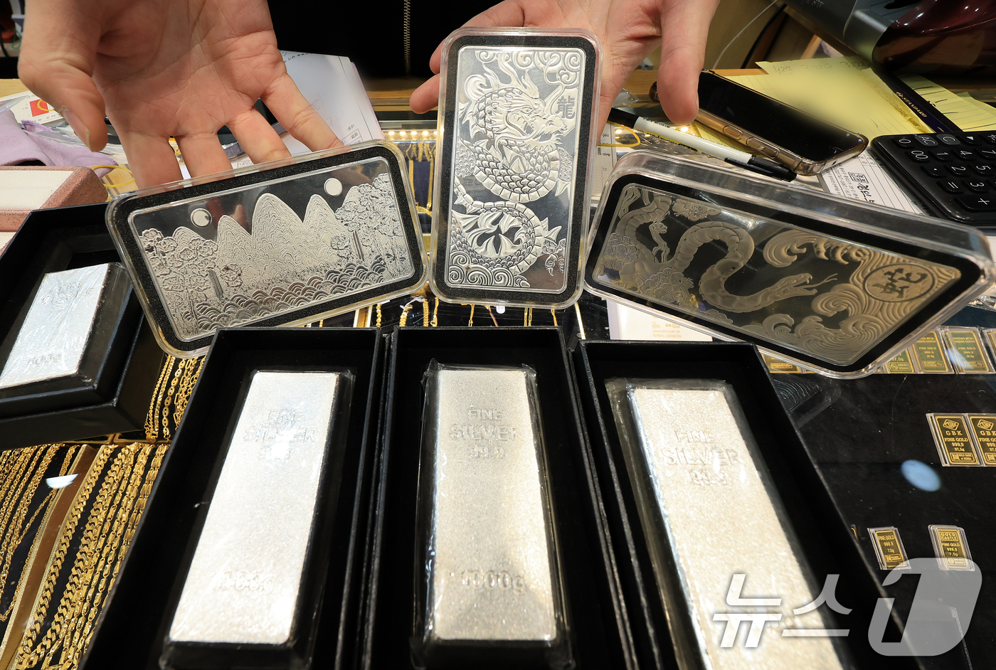 (서울=뉴스1) 김진환 기자 = 미 금리 인하 기대와 달러 약세 속에 안전자산 수요가 몰리며 국제 은 가격이 하루 만에 7% 넘게 급등, 사상 최고치를 경신했다.특히, 은값은 올해 …