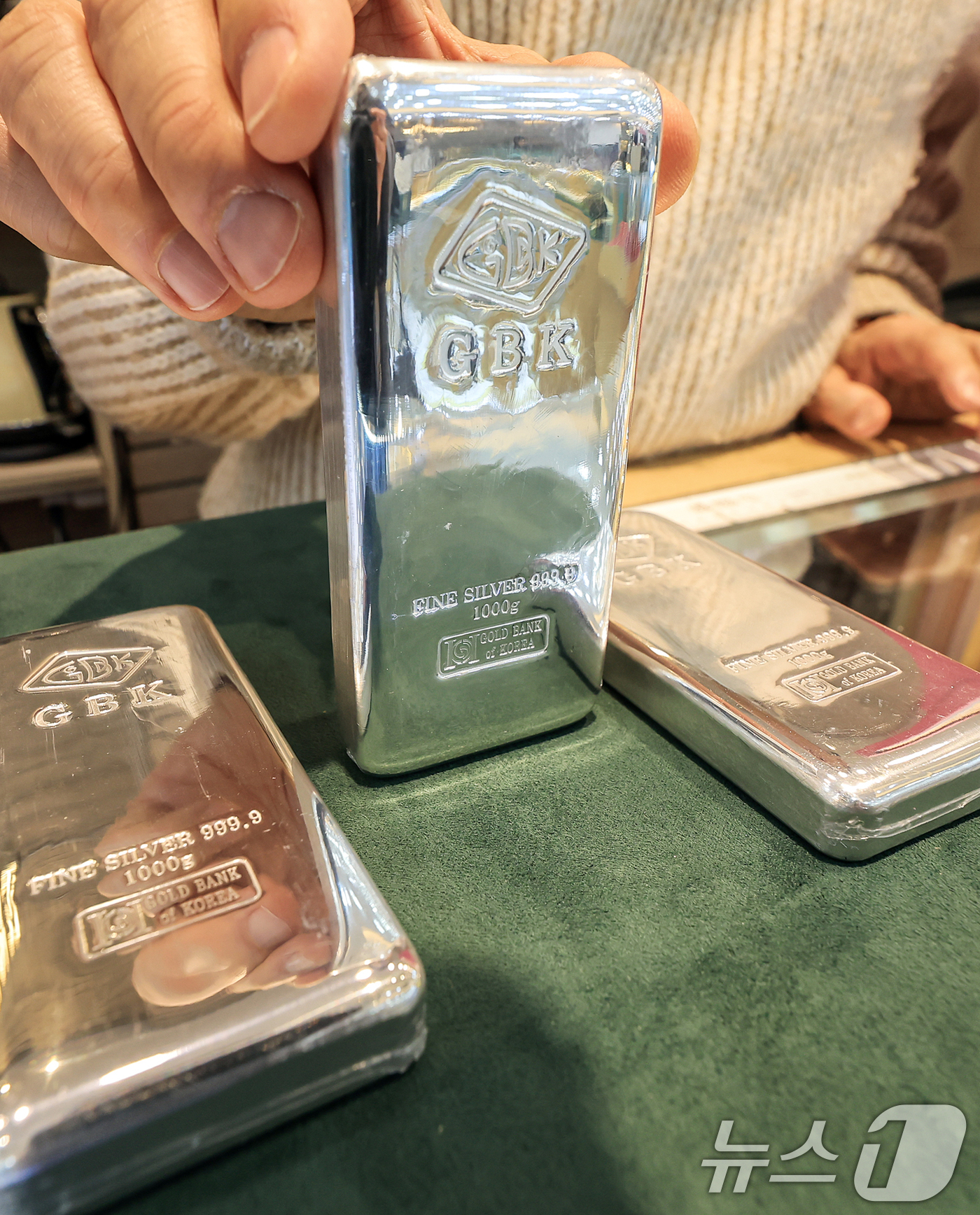 (서울=뉴스1) 김진환 기자 = 미 금리 인하 기대와 달러 약세 속에 안전자산 수요가 몰리며 국제 은 가격이 하루 만에 7% 넘게 급등, 사상 최고치를 경신했다.특히, 은값은 올해 …