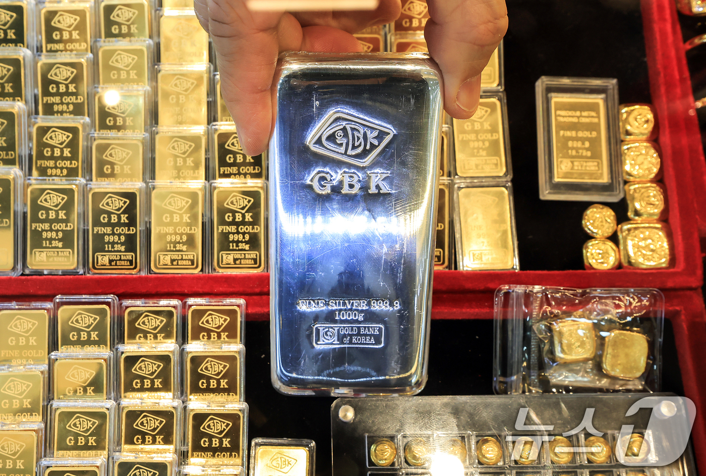 (서울=뉴스1) 김진환 기자 = 28일 서울의 한 금은방에 골드바와 실버바가 진열되어 있다.이날 금융권에 따르면 국내 5대 은행(KB국민·신한·하나·우리·NH농협) 골드바 판매액은 …