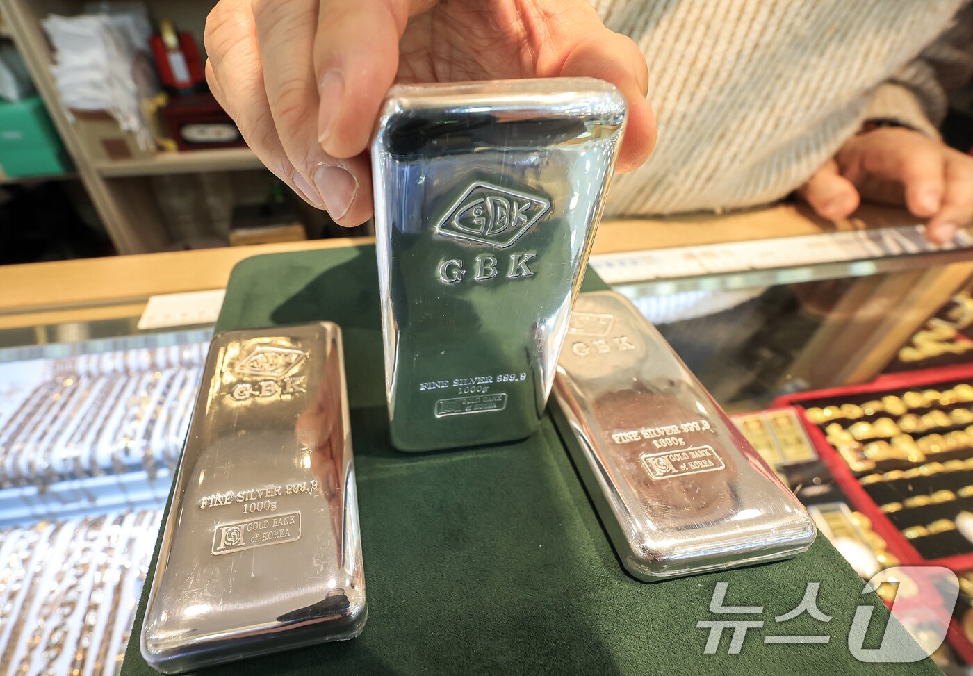 본문 이미지 -  28일 서울 종로구 금은방 보명잉꼬에 실버바가 전시돼 있는 모습. 2025.12.28/뉴스1 ⓒ News1 김진환 기자