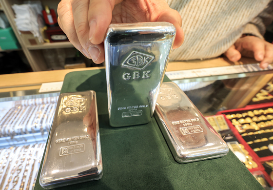 연말 국제 금은값 최고치 경신…은값 7.7%↑