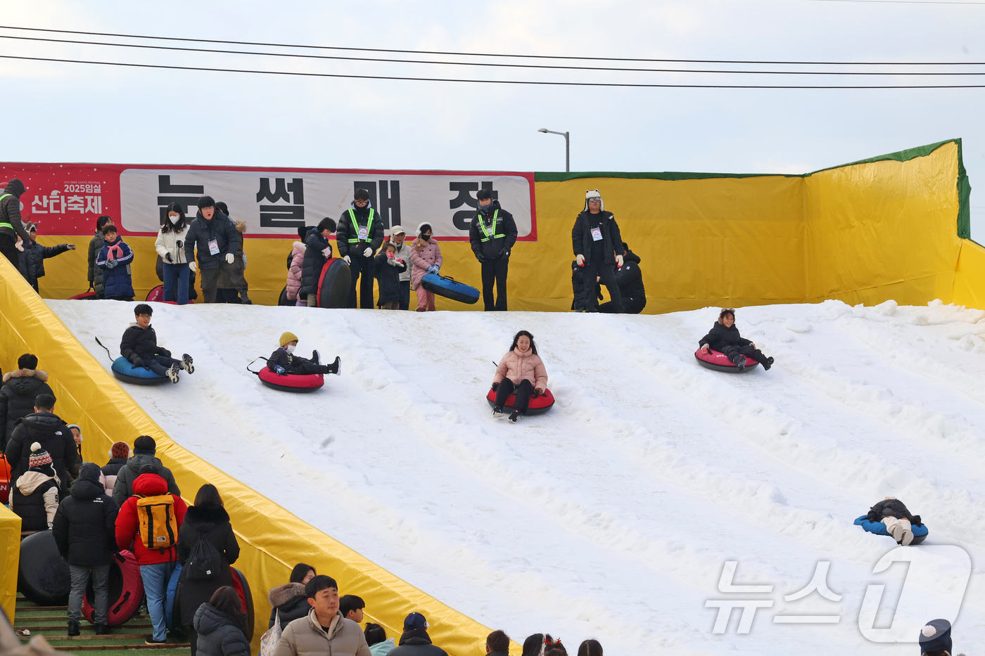 (임실=뉴스1) 김동규 기자 = 일 전북 임실군 치즈테마파크에서 산타축제를 찾은 어린이들이 눈썰매를 즐기고 있다.(임실군제공. 재판매 및 DB금지)2025.12.28/뉴스1