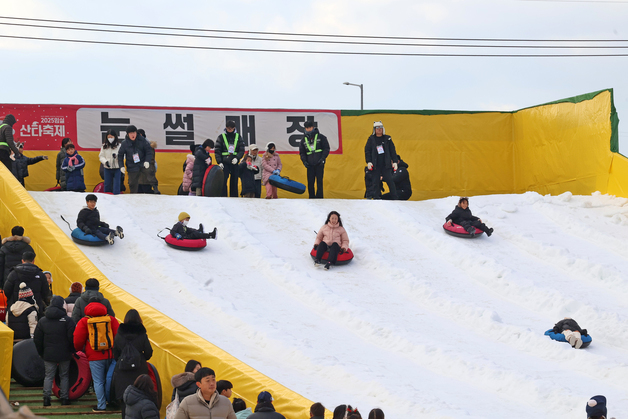 \'산타축제서 눈썰매 즐기는 어린이들\'