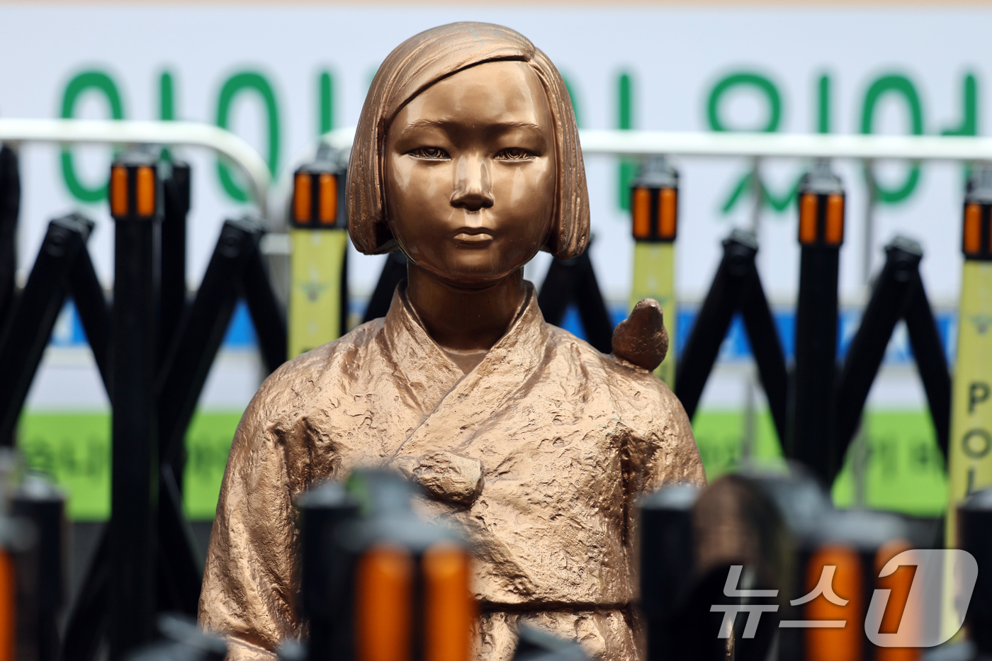 (서울=뉴스1) 황기선 기자 = 한일 위안부 합의 10년을 맞은 28일 서울 종로구 옛 일본대사관 앞에 설치된 '평화의 소녀상'에 안전 펜스가 둘러싸여져 있다.최근 한일 정상 간 …