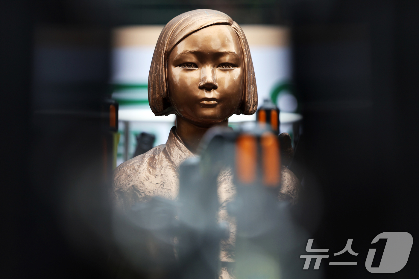 (서울=뉴스1) 황기선 기자 = 한일 위안부 합의 10년을 맞은 28일 서울 종로구 옛 일본대사관 앞에 설치된 '평화의 소녀상'에 안전 펜스가 둘러싸여져 있다.최근 한일 정상 간 …