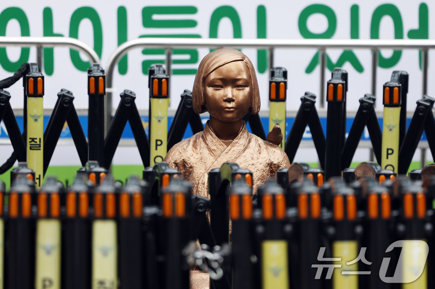 (서울=뉴스1) 황기선 기자 = 한일 위안부 합의 10년을 맞은 28일 서울 종로구 옛 일본대사관 앞에 설치된 '평화의 소녀상'에 안전 펜스가 둘러싸여져 있다.최근 한일 정상 간 …