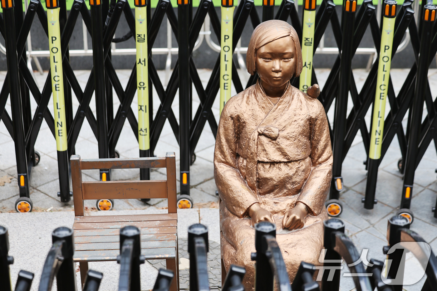(서울=뉴스1) 황기선 기자 = 한일 위안부 합의 10년을 맞은 28일 서울 종로구 옛 일본대사관 앞에 설치된 '평화의 소녀상'에 안전 펜스가 둘러싸여져 있다.최근 한일 정상 간 …