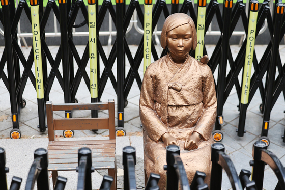 한일 위안부 합의 10년…펜스에 갇힌 소녀상