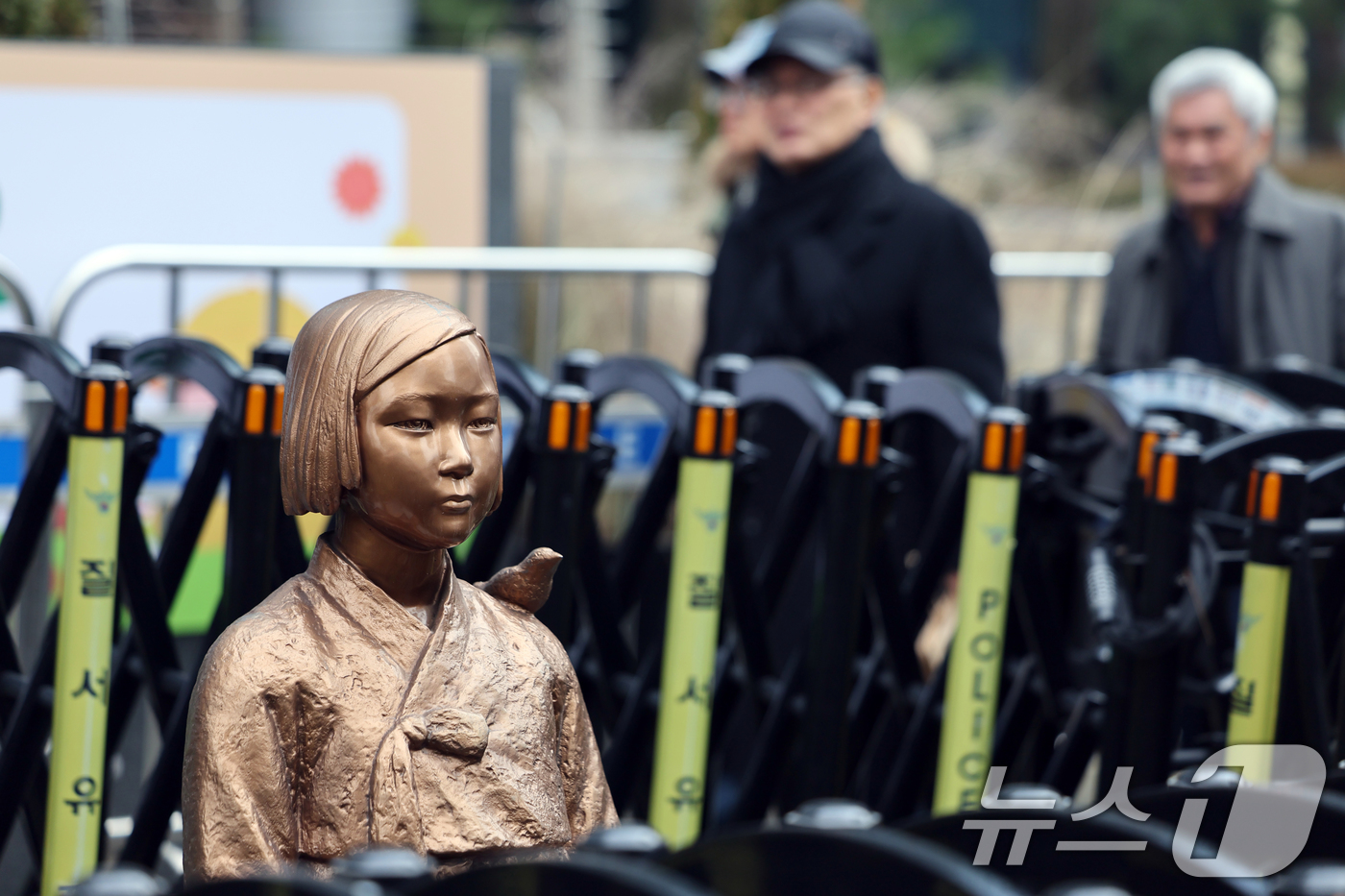 (서울=뉴스1) 황기선 기자 = 한일 위안부 합의 10년을 맞은 28일 서울 종로구 옛 일본대사관 앞에 설치된 '평화의 소녀상'에 안전 펜스가 둘러싸여져 있다.최근 한일 정상 간 …