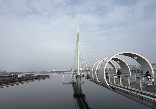 '올해 마지막 휴일' 강원 관광지마다 나들이객 북적