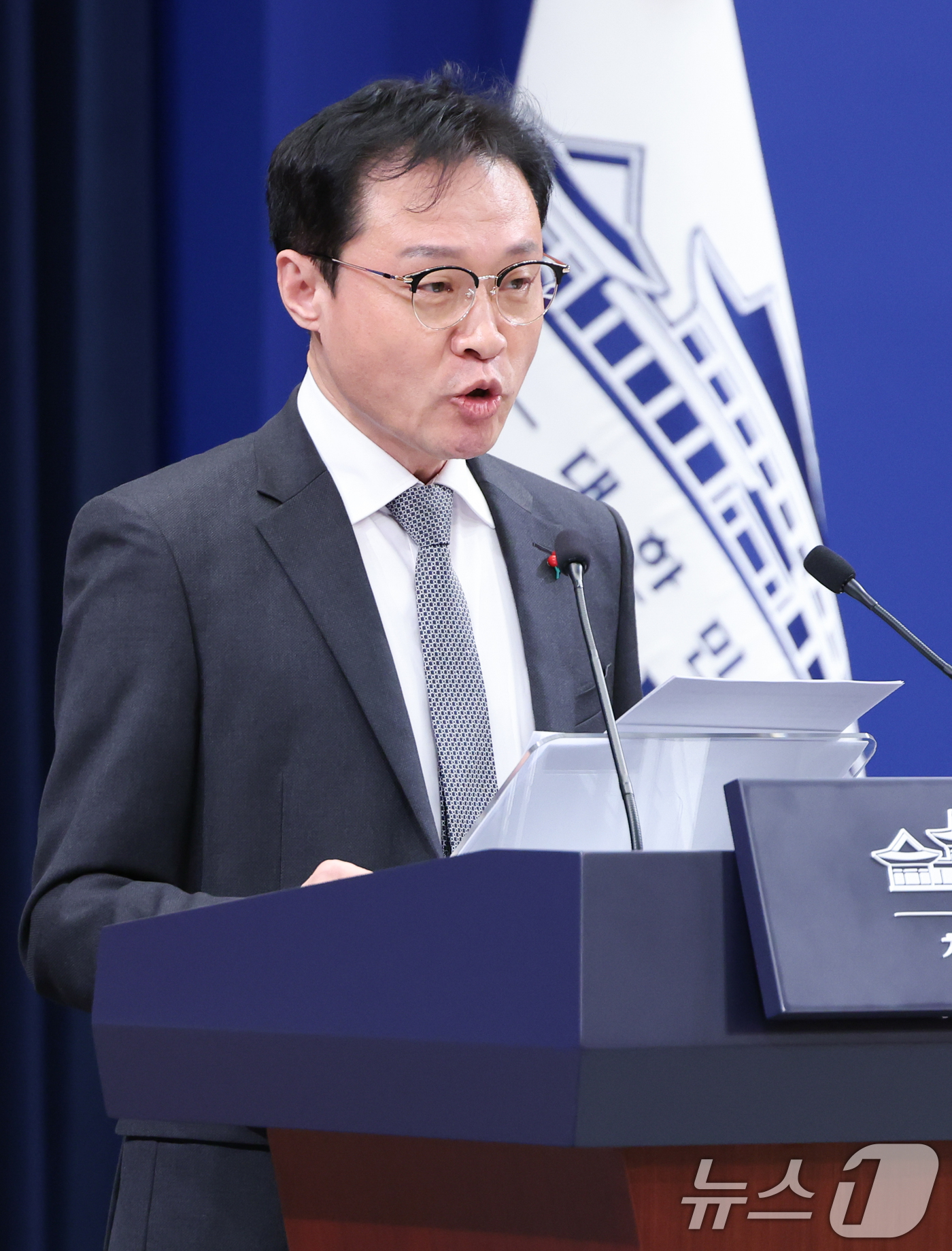 (서울=뉴스1) 허경 기자 = 이규연 홍보소통수석이 28일 청와대 춘추관에서 기획예산처 장관 등 인선 관련 발표를 하고 있다. 2025.12.28/뉴스1