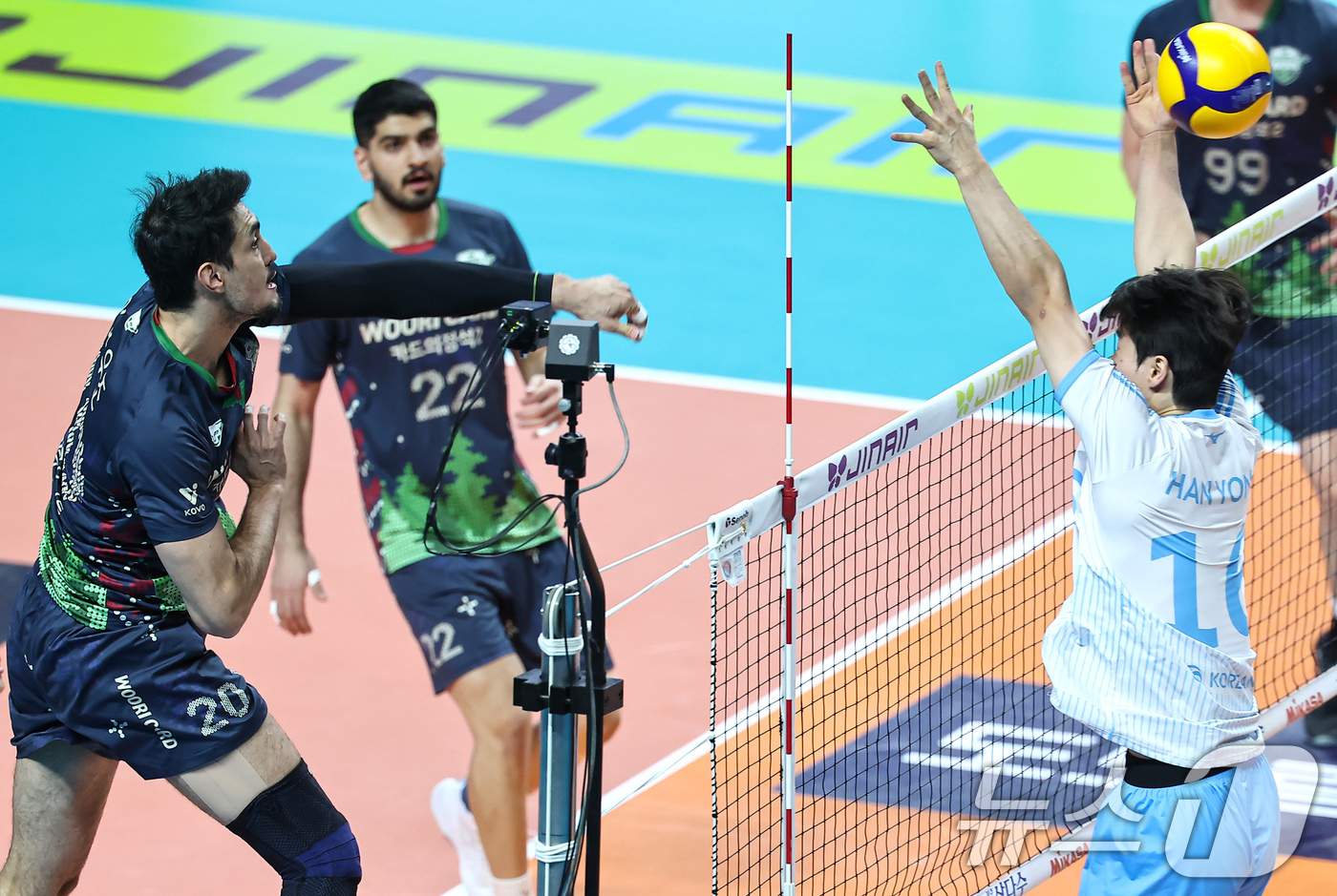 (서울=뉴스1) 김도우 기자 = 28일 서울 중구 장충체육관에서 열린 진에어 2025-26 V-리그 프로배구대회 우리카드와 대한항공의 경기, 우리카드 아라우조가 공격을 시도하고 있 …