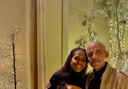 오바마 부부, 성탄절 맞아 다정한 커플 사진 올려…이혼설 일축