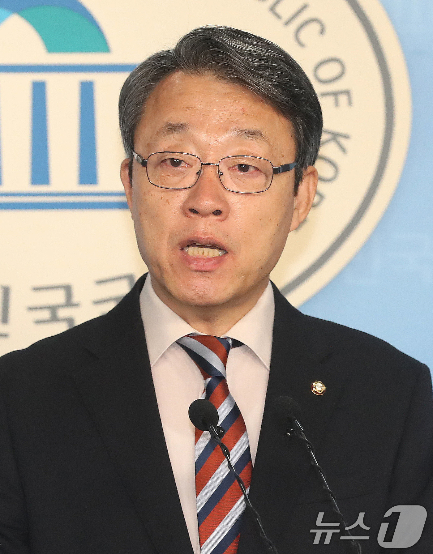 (서울=뉴스1) = 이재명 대통령은 28일 김성식 전 의원을 국민경제자문회의 부의장에 선임했다고 밝혔다.이규연 대통령실 홍보소통수석은 이날 오후 청와대 춘추관에서 열린 브리핑을 통 …