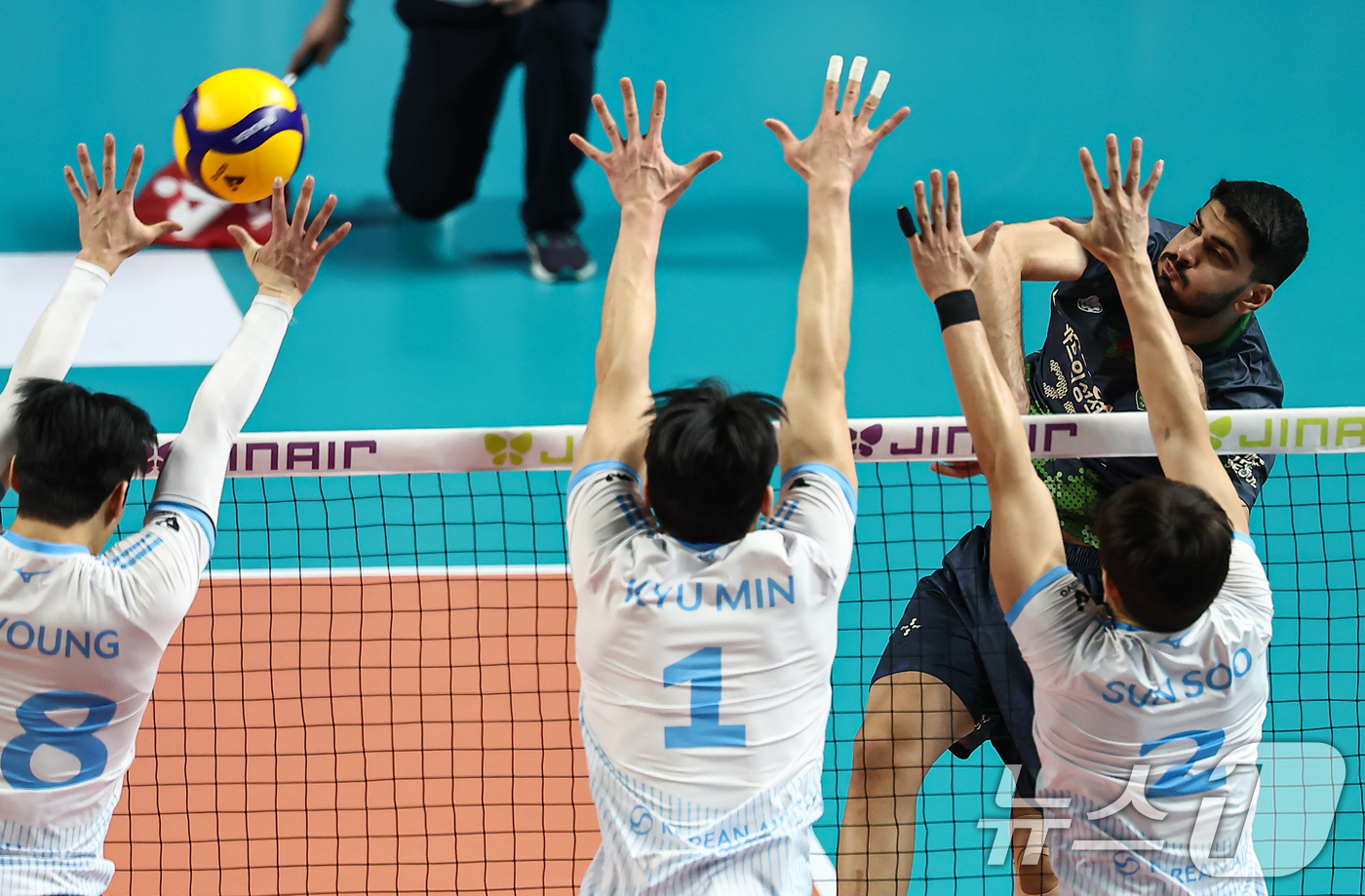 (서울=뉴스1) 김도우 기자 = 28일 서울 중구 장충체육관에서 열린 진에어 2025-26 V-리그 프로배구대회 우리카드와 대한항공의 경기, 우리카드 알리가 공격을 시도하고 있다. …