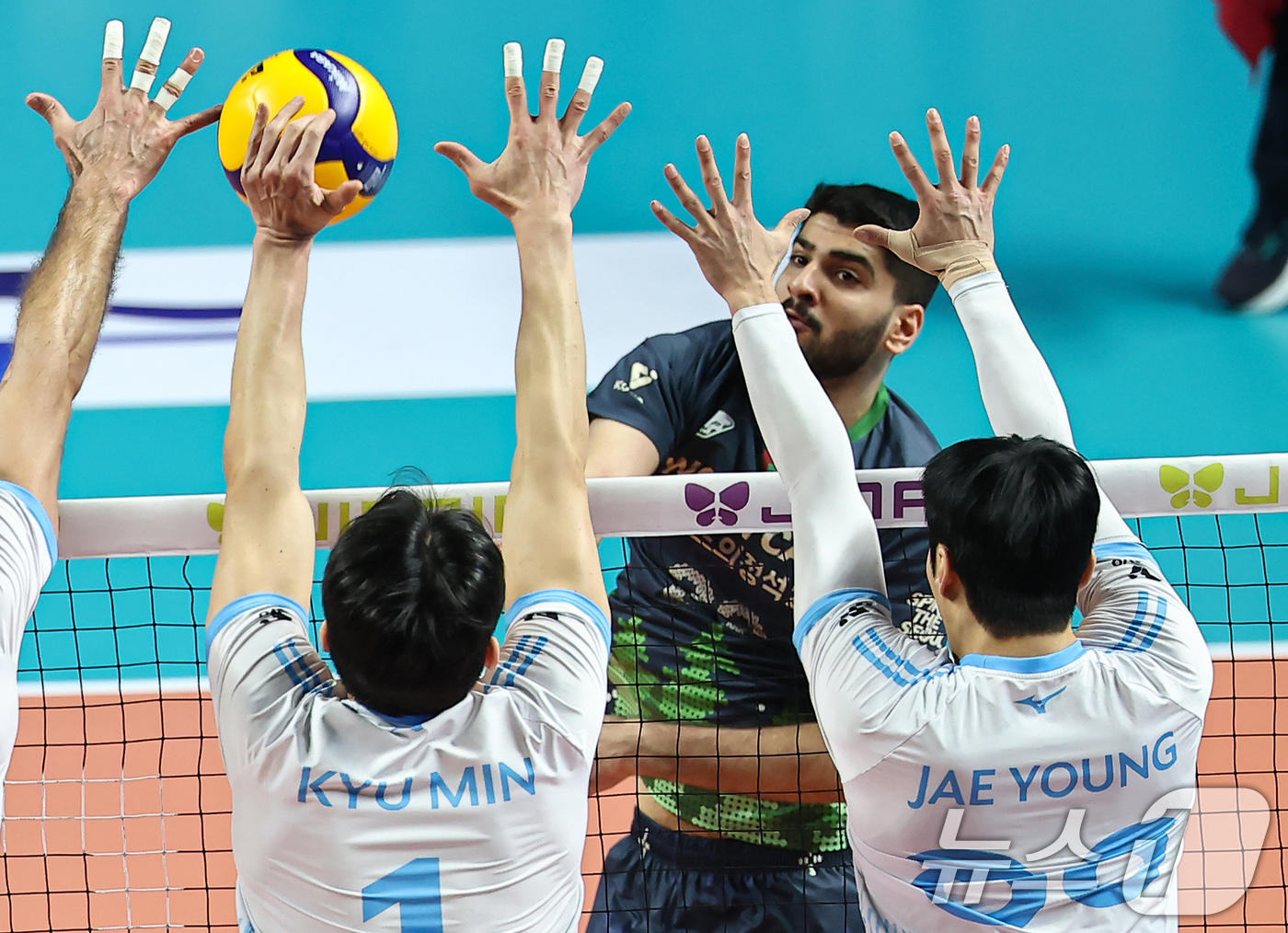 (서울=뉴스1) 김도우 기자 = 28일 서울 중구 장충체육관에서 열린 진에어 2025-26 V-리그 프로배구대회 우리카드와 대한항공의 경기, 우리카드 알리가 공격을 시도하고 있다. …