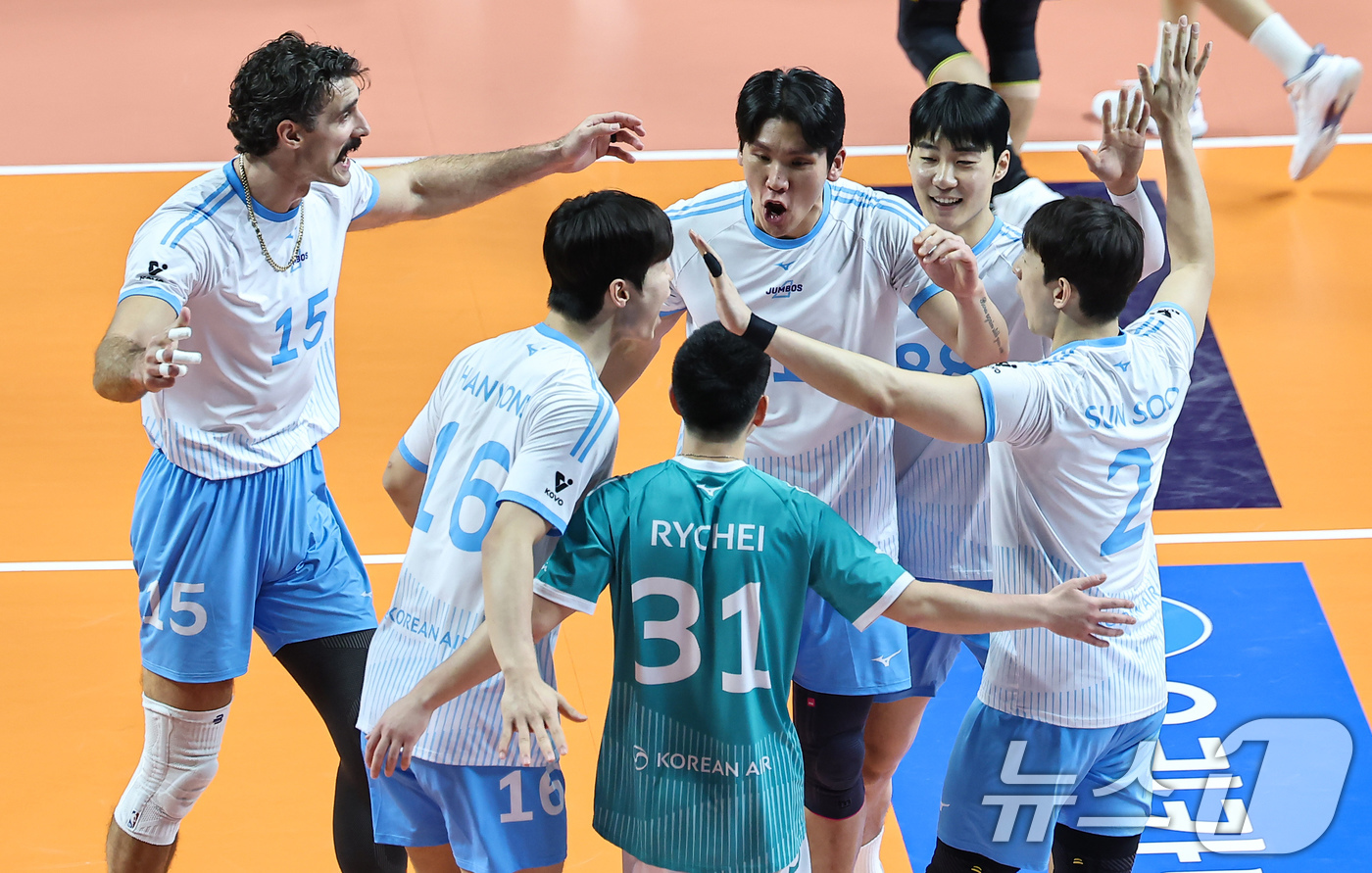 (서울=뉴스1) 김도우 기자 = 28일 서울 중구 장충체육관에서 열린 진에어 2025-26 V-리그 프로배구대회 우리카드와 대한항공의 경기, 대한항공 선수들이 공격 성공 후 기뻐하 …