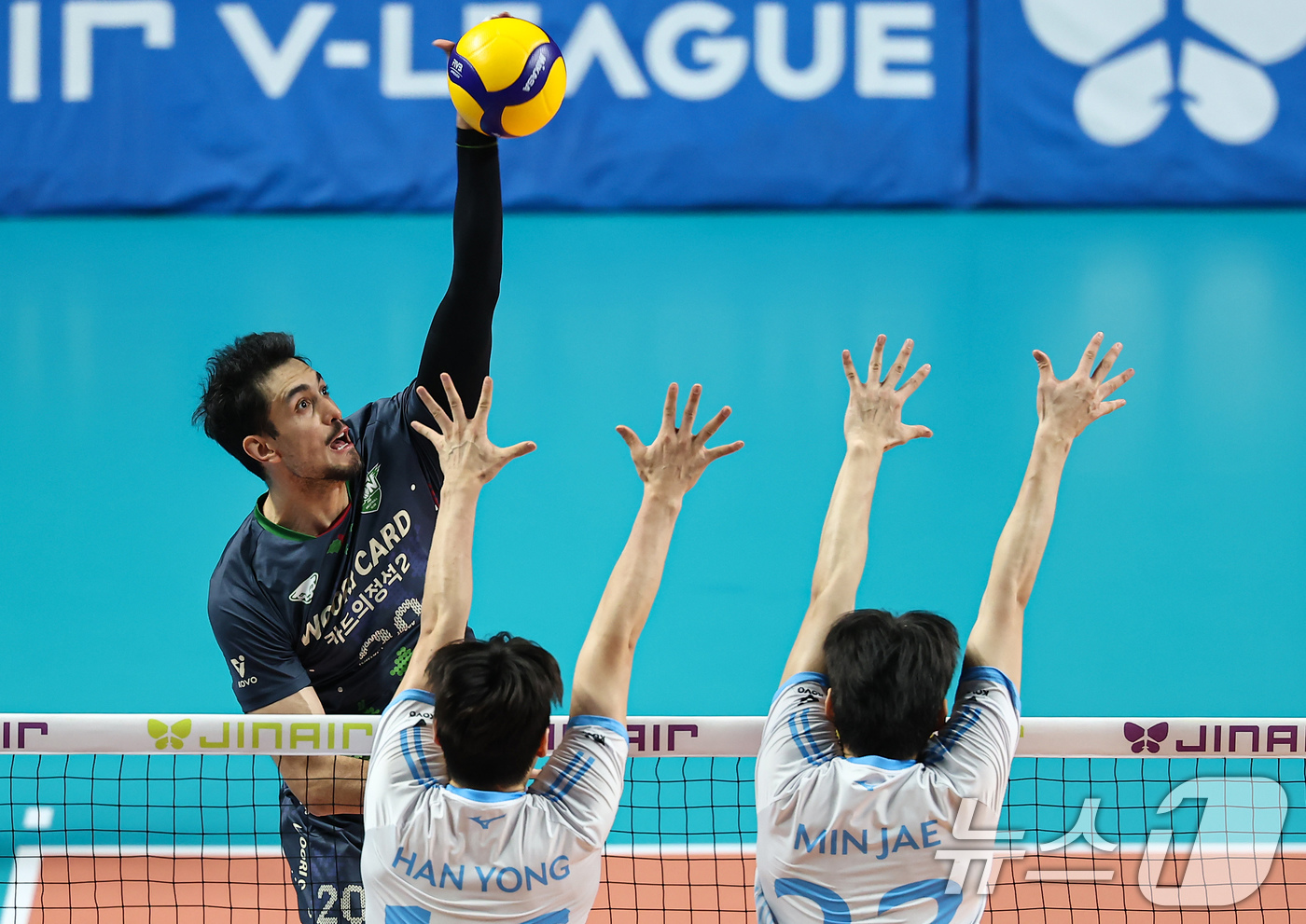 (서울=뉴스1) 김도우 기자 = 28일 서울 중구 장충체육관에서 열린 진에어 2025-26 V-리그 프로배구대회 우리카드와 대한항공의 경기, 우리카드 아라우조가 공격을 시도하고 있 …