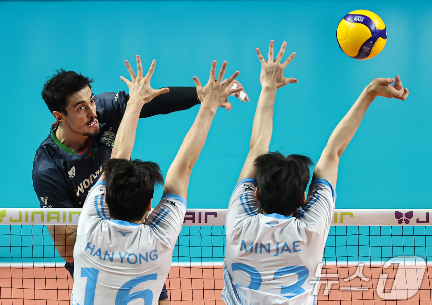 (서울=뉴스1) 김도우 기자 = 28일 서울 중구 장충체육관에서 열린 진에어 2025-26 V-리그 프로배구대회 우리카드와 대한항공의 경기, 우리카드 아라우조가 공격을 시도하고 있 …