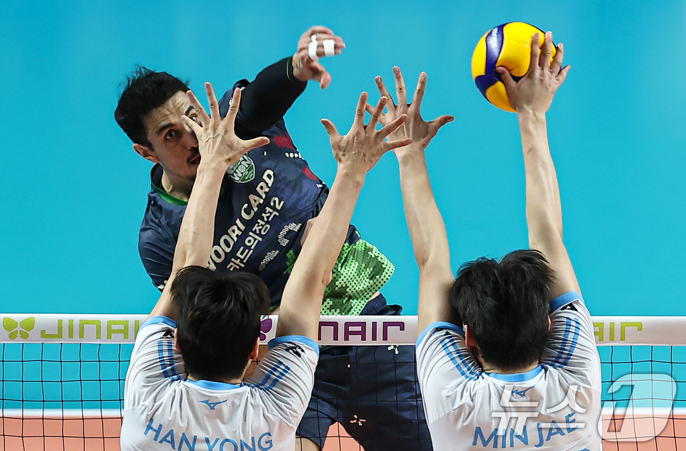 (서울=뉴스1) 김도우 기자 = 28일 서울 중구 장충체육관에서 열린 진에어 2025-26 V-리그 프로배구대회 우리카드와 대한항공의 경기, 우리카드 아라우조가 공격을 시도하고 있 …