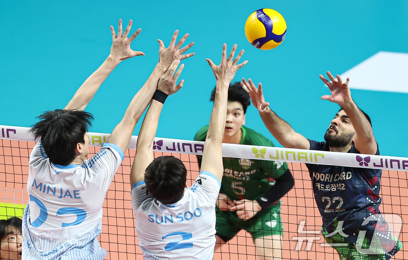 (서울=뉴스1) 김도우 기자 = 28일 서울 중구 장충체육관에서 열린 진에어 2025-26 V-리그 프로배구대회 우리카드와 대한항공의 경기, 우리카드 알리가 공격을 시도하고 있다. …