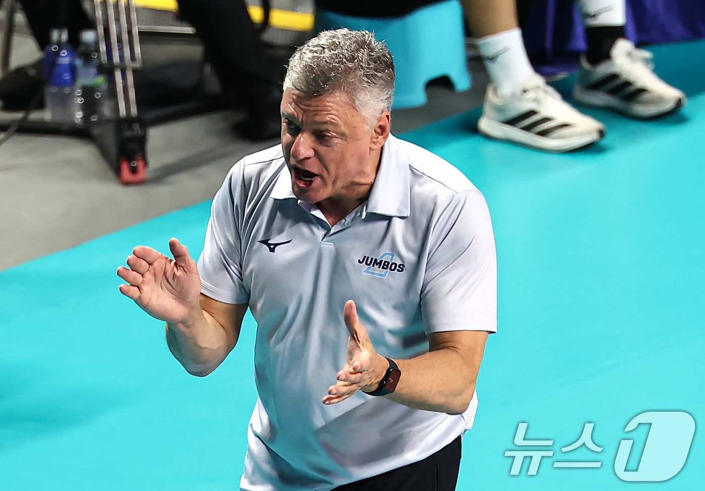 (서울=뉴스1) 김도우 기자 = 28일 서울 중구 장충체육관에서 열린 진에어 2025-26 V-리그 프로배구대회 우리카드와 대한항공의 경기, 대한항공 헤난 달 조토 감독이 공격에 …